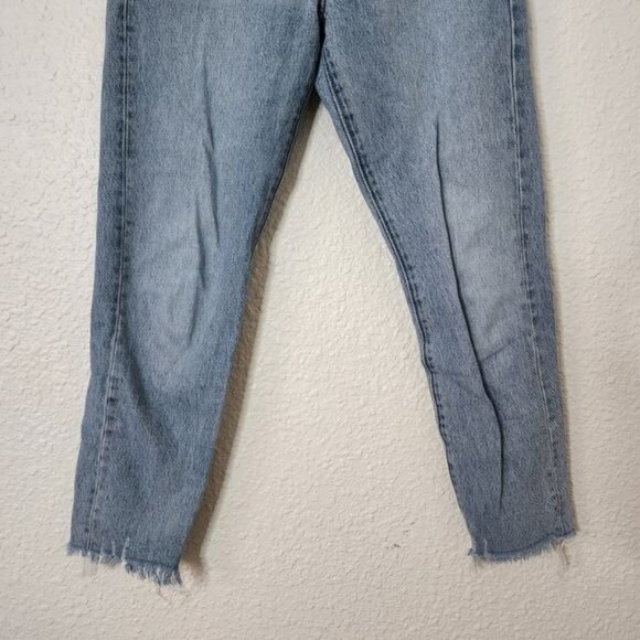 Levi's Wedgie Fit Button Fly Jeans Women's Size 26 Light Wash Cut Off Hem - Picture 3 of 7